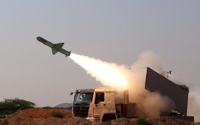 Cette photo diffusée par le site officiel du corps des Gardiens de la révolution islamique iranienne, Sepanews, le 17 février 2026, montre une roquette tirée lors d'un exercice militaire mené par des membres du CGRI et de la marine dans le détroit d'Ormuz. (Crédit : SEPAH NEWS / AFP)