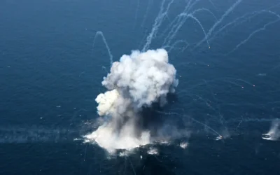Cette photo publiée par le site officiel Sepah News du Corps des gardiens de la révolution islamique iranienne (CGRI) montre une explosion lors d'un exercice militaire mené par des membres du CGRI et de la marine dans le détroit d'Ormuz, le 17 février 2026. (Crédit : Sepah News/AFP)