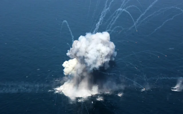 Cette photo publiée par le site officiel Sepah News du Corps des gardiens de la révolution islamique iranienne (CGRI) montre une explosion lors d'un exercice militaire mené par des membres du CGRI et de la marine dans le détroit d'Ormuz, le 17 février 2026. (Crédit : Sepah News/AFP) Cette photo publiée par le site officiel Sepah News du Corps des gardiens de la révolution islamique iranienne (CGRI) montre une explosion lors d'un exercice militaire mené par des membres du CGRI et de la marine dans le détroit d'Ormuz, le 17 février 2026. (Crédit : Sepah News/AFP)