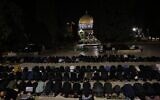 Des fidèles musulmans palestiniens accomplissant les prières du Taraweeh lors de la première nuit du ramadan, près du Dôme du Rocher, dans l'enceinte de la mosquée Al-Aqsa, au sommet du mont du Temple, dans la Vieille Ville de Jérusalem, le 17 février 2026. (Crédit : Ahmad Gharabli/AFP)