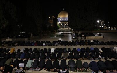 Des fidèles musulmans palestiniens accomplissant les prières du Taraweeh lors de la première nuit du ramadan, près du Dôme du Rocher, dans l'enceinte de la mosquée Al-Aqsa, au sommet du mont du Temple, dans la Vieille Ville de Jérusalem, le 17 février 2026. (Crédit : Ahmad Gharabli/AFP)