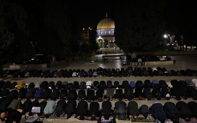 Des fidèles musulmans palestiniens accomplissant les prières du Taraweeh lors de la première nuit du ramadan, près du Dôme du Rocher, dans l'enceinte de la mosquée Al-Aqsa, au sommet du mont du Temple, dans la Vieille Ville de Jérusalem, le 17 février 2026. (Crédit : Ahmad Gharabli/AFP)