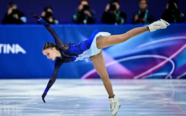 L'Israélienne Mariia Seniuk participant au programme court de patinage artistique féminin lors des Jeux olympiques d'hiver de Milan-Cortina 2026 à la patinoire de Milan, le 17 février 2026. (Crédit : Julien de Rosa/AFP)