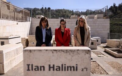 De gauche à droite, la députée Caroline Yadan, la ministre française de la Lutte contre les discriminations, Aurore Bergé (au centre) et la députée Constance Le Grip, se recueillent sur la tombe d'Ilan Halimi au cimetière de Givat Shaul, à Jérusalem, le 18 février 2026. (Crédit : Iliya Efimovich/AFP) De gauche à droite, la députée Caroline Yadan, la ministre française de la Lutte contre les discriminations, Aurore Bergé (au centre) et la députée Constance Le Grip, se recueillent sur la tombe d'Ilan Halimi au cimetière de Givat Shaul, à Jérusalem, le 18 février 2026. (Crédit : Iliya Efimovich/AFP)