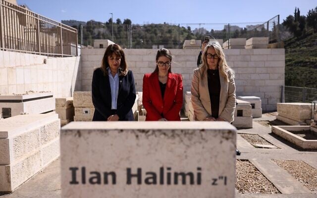De gauche à droite, la députée Caroline Yadan, la ministre française de la Lutte contre les discriminations, Aurore Bergé (au centre) et la députée Constance Le Grip, se recueillent sur la tombe d'Ilan Halimi au cimetière de Givat Shaul, à Jérusalem, le 18 février 2026. (Crédit : Iliya Efimovich/AFP) De gauche à droite, la députée Caroline Yadan, la ministre française de la Lutte contre les discriminations, Aurore Bergé (au centre) et la députée Constance Le Grip, se recueillent sur la tombe d'Ilan Halimi au cimetière de Givat Shaul, à Jérusalem, le 18 février 2026. (Crédit : Iliya Efimovich/AFP)