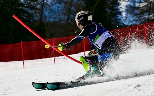 L'Israélienne Noa Szollos participant à la première manche du slalom féminin lors des Jeux olympiques d'hiver de Milan-Cortina 2026, au centre de ski alpin Tofane, à Cortina d'Ampezzo, le 18 février 2026. (Crédit : Stefano Rellandini/AFP)