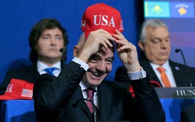 Le président de la FIFA, Gianni Infantino, arborant une casquette américaine lors de la réunion inaugurale du Conseil de Paix, à l'Institut de la paix, à Washington, le 19 février 2026. (Crédit : Chip Somodevilla/Getty Images/AFP)