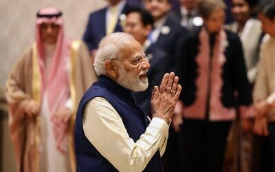 Le Premier ministre indien Narendra Modi se joignant aux dirigeants et représentants mondiaux pour une photo de groupe lors du Sommet sur l'impact de l'IA, à New Delhi, le 19 février 2026. (Crédit : Ludovic Marin/AFP) Le Premier ministre indien Narendra Modi se joignant aux dirigeants et représentants mondiaux pour une photo de groupe lors du Sommet sur l'impact de l'IA, à New Delhi, le 19 février 2026. (Crédit : Ludovic Marin/AFP)