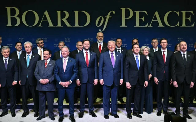 Le président américain Donald Trump (au centre), entouré du vice-président américain JD Vance (à gauche) et du secrétaire d'État américain Marco Rubio (à droite), se joint aux dirigeants pour une photo de groupe lors de la réunion inaugurale du Conseil de la paix à l'Institut américain pour la paix à Washington, DC, le 19 février 2026. (Crédit : SAUL LOEB / AFP)