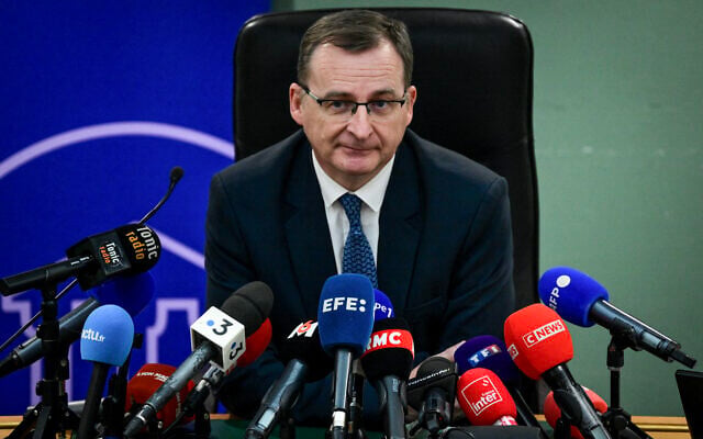 Le procureur français de Lyon, Thierry Dran, pendant une conférence de presse, une semaine après le meurtre à Lyon de l'activiste d'extrême droite Quentin Deranque, au palais de justice de Lyon, le 19 février 2026. (Crédit : OLIVIER CHASSIGNOLE / AFP)