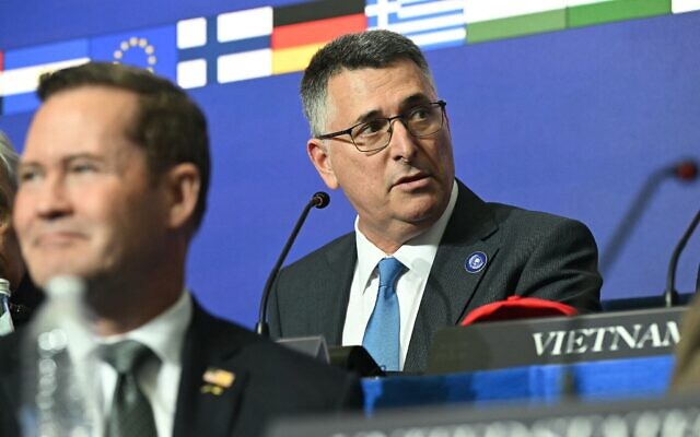 Le ministre des Affaires étrangères Gideon Saar assistant à la réunion inaugurale du Conseil de Paix organisée par le président américain Donald Trump, à l'Institut américain pour la paix, à Washington, le 19 février 2026. (Crédit : Saul Loeb/AFP) Le ministre des Affaires étrangères Gideon Saar assistant à la réunion inaugurale du Conseil de Paix organisée par le président américain Donald Trump, à l'Institut américain pour la paix, à Washington, le 19 février 2026. (Crédit : Saul Loeb/AFP)