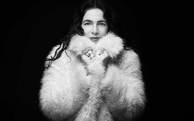 La musicienne et chanteuse franco-israélienne Yael Naim lors d'une séance photo à Paris, le 18 février 2026. (Crédit : Joel Saget / AFP) La musicienne et chanteuse franco-israélienne Yael Naim lors d'une séance photo à Paris, le 18 février 2026. (Crédit : Joel Saget / AFP)