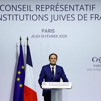 Le président du Conseil représentatif des institutions juives de France (CRIF), Yonathan Arfi, prononce un discours lors du dîner annuel du Conseil représentatif des institutions juives de France (CRIF) au Carrousel du Louvre à Paris, le 19 février 2026. (Crédit : GEOFFROY VAN DER HASSELT / AFP)