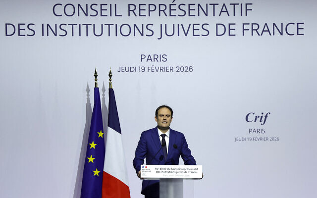 Le président du Conseil représentatif des institutions juives de France (CRIF), Yonathan Arfi, prononce un discours lors du dîner annuel du Conseil représentatif des institutions juives de France (CRIF) au Carrousel du Louvre à Paris, le 19 février 2026. (Crédit : GEOFFROY VAN DER HASSELT / AFP)