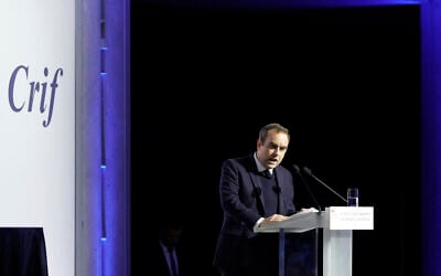 Le Premier ministre français Sébastien Lecornu prononce un discours lors du dîner annuel du Conseil représentatif des institutions juives de France (CRIF) au Carrousel du Louvre à Paris, le 19 février 2026. (Crédit : GEOFFROY VAN DER HASSELT / AFP)