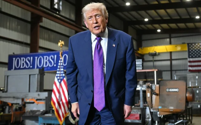 Le président américain Donald Trump à la fin d'un discours après avoir visité l'usine Coosa Steel Corporation à Rome, en Géorgie, le 19 février 2025. (Crédit : SAUL LOEB / AFP) Le président américain Donald Trump à la fin d'un discours après avoir visité l'usine Coosa Steel Corporation à Rome, en Géorgie, le 19 février 2025. (Crédit : SAUL LOEB / AFP)
