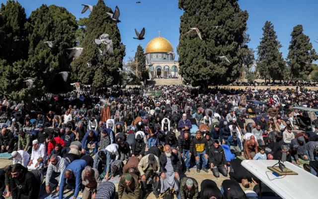 Des fidèles musulmans accomplissent la première prière du vendredi midi du mois de ramadan à la mosquée Al-Aqsa, au sommet du mont du Temple, dans la vieille ville de Jérusalem, le 20 février 2026. (Crédit : Ahmad GHARABLI / AFP) Des fidèles musulmans accomplissent la première prière du vendredi midi du mois de ramadan à la mosquée Al-Aqsa, au sommet du mont du Temple, dans la vieille ville de Jérusalem, le 20 février 2026. (Crédit : Ahmad GHARABLI / AFP)