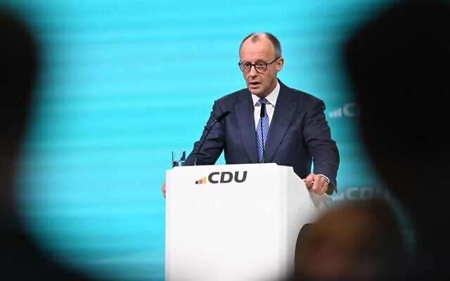 Le chancelier allemand et chef de l'Union chrétienne-démocrate (CDU) Friedrich Merz prononçant un discours lors du congrès de son parti, à Stuttgart, dans le sud de l'Allemagne, le 20 février 2026. (Crédit : Thomas Kienzle/AFP)