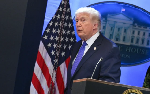 Le président américain Donald Trump quittant la salle de presse Brady de la Maison Blanche à Washington, après avoir pris la parole lors d'une conférence de presse, le 20 février 2026. (Crédit : Mandel Ngan/AFP) Le président américain Donald Trump quittant la salle de presse Brady de la Maison Blanche à Washington, après avoir pris la parole lors d'une conférence de presse, le 20 février 2026. (Crédit : Mandel Ngan/AFP)
