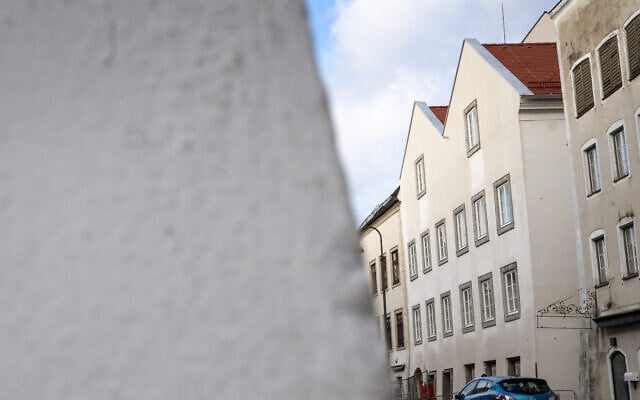 Cette photo prise le 17 février 2026 montre la maison natale de l'ancien dictateur allemand Adolf Hitler, transformée en commissariat de police, à Braunau am Inn, en Autriche. La rénovation controversée de cette maison située dans la ville de Braunau, au nord de l'Autriche, a débuté en 2023. (Crédit :  Joe Klamar/AFP)