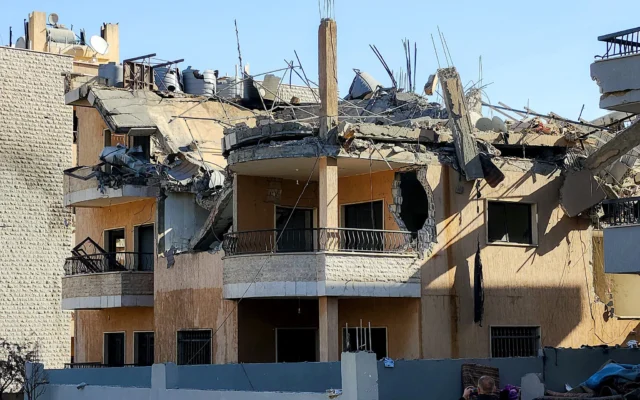 Un bâtiment fortement endommagé  dans le village d'Ali al-Nahri, au centre de la région de la vallée de la Bekaa, dans l'est du Liban, le 21 février 2026, à la suite de frappes israéliennes. (Crédit : AFP)