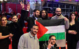 L'équipe du film « Chronicles from the Siege » avec un drapeau "palestinien" à son arrivée sur le tapis rouge pour la cérémonie de remise des prix de la 76ᵉ Berlinale, le premier grand festival de cinéma européen de l'année, à Berlin, le 21 février 2026. Le 76ᵉ Festival du film de Berlin s'achève après 10 jours, avec 22 films en compétition. (Crédit : John Macdougall/AFP)