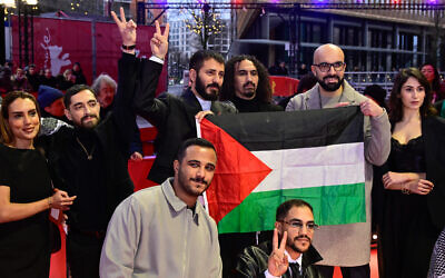 L'équipe du film « Chronicles from the Siege » avec un drapeau "palestinien" à son arrivée sur le tapis rouge pour la cérémonie de remise des prix de la 76ᵉ Berlinale, le premier grand festival de cinéma européen de l'année, à Berlin, le 21 février 2026. Le 76ᵉ Festival du film de Berlin s'achève après 10 jours, avec 22 films en compétition. (Crédit : John Macdougall/AFP) L'équipe du film « Chronicles from the Siege » avec un drapeau "palestinien" à son arrivée sur le tapis rouge pour la cérémonie de remise des prix de la 76ᵉ Berlinale, le premier grand festival de cinéma européen de l'année, à Berlin, le 21 février 2026. Le 76ᵉ Festival du film de Berlin s'achève après 10 jours, avec 22 films en compétition. (Crédit : John Macdougall/AFP)