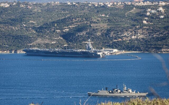 Le porte-avions américain USS Gerald Ford (à gauche)  photographié à quai dans la baie de Souda, sur l'île grecque de Crète, en Méditerranée, le 24 février 2026. (Crédit : Costas Metaxakis/AFP)