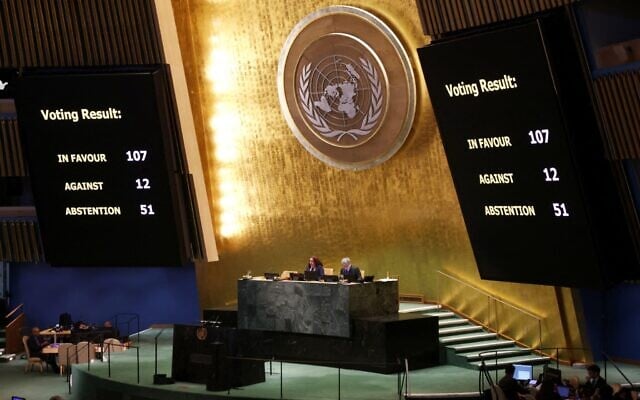 Les résultats du vote approuvant un projet de résolution en faveur d'une paix durable en Ukraine affichés sur un écran lors de la réunion de l'Assemblée générale des Nations unies sur l'Ukraine, au siège de l'ONU, à New York, le 24 février 2026. (Crédit : Leonardo Munoz/AFP) Les résultats du vote approuvant un projet de résolution en faveur d'une paix durable en Ukraine affichés sur un écran lors de la réunion de l'Assemblée générale des Nations unies sur l'Ukraine, au siège de l'ONU, à New York, le 24 février 2026. (Crédit : Leonardo Munoz/AFP)