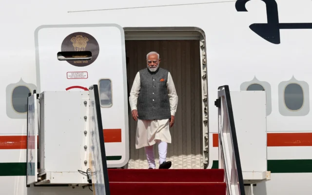 Le Premier ministre indien Narendra Modi descendant de l'avion, à son arrivée à l'aéroport Ben Gurion près de Tel Aviv, le 25 février 2026. (Crédit : Jack Guez/AFP)