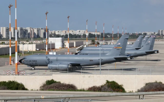 Des avions ravitailleurs de l'armée de l'air américaine sur le tarmac de l'aéroport Ben Gourion, près de Tel Aviv, le 25 février 2026. (Crédit : Jack GUEZ / AFP) Des avions ravitailleurs de l'armée de l'air américaine sur le tarmac de l'aéroport Ben Gourion, près de Tel Aviv, le 25 février 2026. (Crédit : Jack GUEZ / AFP)