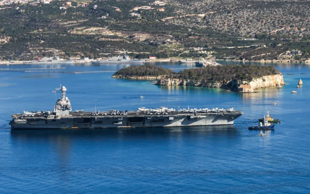 Le porte-avions USS Gerald R. Ford de la marine américaine quitte la baie de Souda, sur l'île de Crète, le 26 février 2026. (Crédit : Costas METAXAKIS / AFP) Le porte-avions USS Gerald R. Ford de la marine américaine quitte la baie de Souda, sur l'île de Crète, le 26 février 2026. (Crédit : Costas METAXAKIS / AFP)