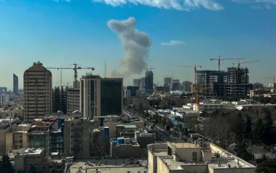 Un panache de fumée s'élevant après une explosion signalée à Téhéran le 28 février 2026, alors que les États-Unis et Israël annoncent le  lancement des Opérations "Lion rugissant" et "Fureur épique". (Crédit : AFP)