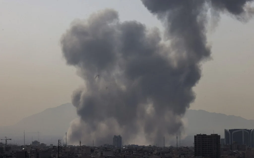 Un panache de fumée s'élève après une explosion signalée à Téhéran le 28 février 2026, alors que les États-Unis et Israël annoncent le début de frappes. (AFP)