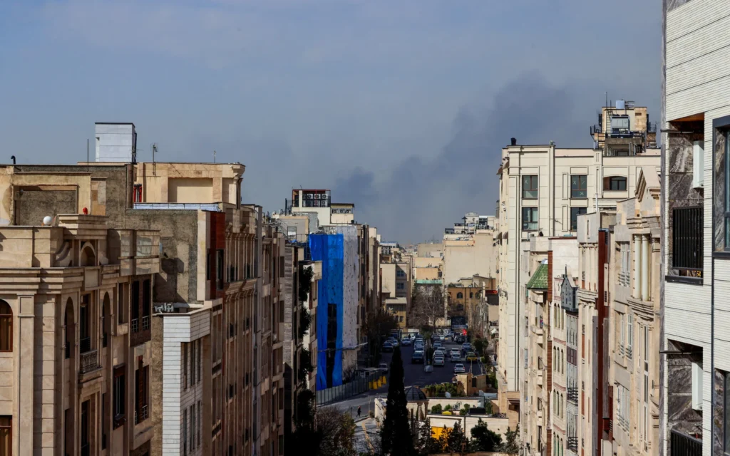 Un panache de fumée s'élève après une explosion signalée à Téhéran le 28 février 2026, alors que les États-Unis et Israël annoncent le début de frappes. (AP)