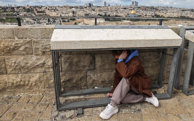 Une personne se mettant à l'abri alors que les sirènes retentissent à Jérusalem le 28 février 2026, après l'annonce du lancement d'une attaque préventive contre l'Iran par Israël. Le Premier ministre israélien Benjamin Netanyahu a déclaré qu'il ne fallait pas laisser l'Iran se doter de l'arme nucléaire et a exhorté les Israéliens à « rester unis » après le lancement des frappes contre la République islamique par Israël et les États-Unis, le 28 février. (Crédit : Ahmad Gharabli/AFP) Une personne se mettant à l'abri alors que les sirènes retentissent à Jérusalem le 28 février 2026, après l'annonce du lancement d'une attaque préventive contre l'Iran par Israël. Le Premier ministre israélien Benjamin Netanyahu a déclaré qu'il ne fallait pas laisser l'Iran se doter de l'arme nucléaire et a exhorté les Israéliens à « rester unis » après le lancement des frappes contre la République islamique par Israël et les États-Unis, le 28 février. (Crédit : Ahmad Gharabli/AFP)