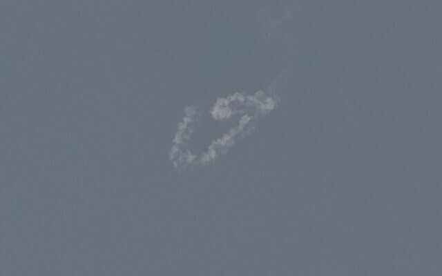 De la fumée provenant d'une interception de roquette signalée, dans le ciel de Dubaï le 28 février 2026. (Crédit : Fadel Senna/AFP)