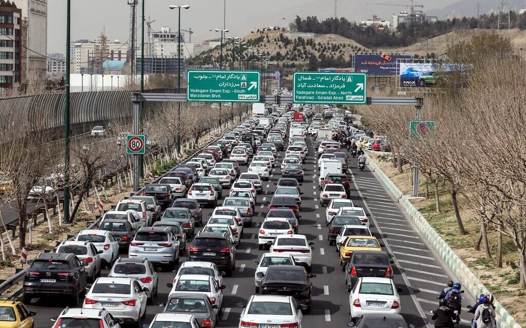 Les automobilistes affluant vers les autoroutes de Téhéran alors que les États-Unis et Israël frappent l'Iran, le 28 février 2026. (Crédit : Atta Kenare/AFP)