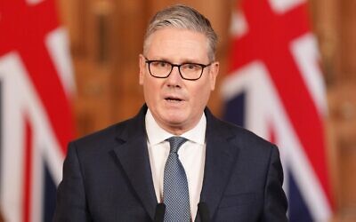 Le Premier ministre britannique Keir Starmer s’exprimant à la suite des frappes américaines et israéliennes contre l’Iran, depuis Downing Street, dans le centre-ville de Londres, le 28 février 2026. (Crédit : Jonathan Brady/AFP)