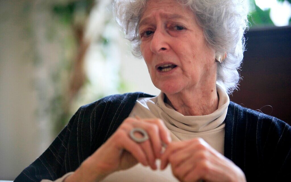 Lore Segal pendant une interview à New York, le 19 février 2010. (Crédit : AP Photo/Mary Altaffer)