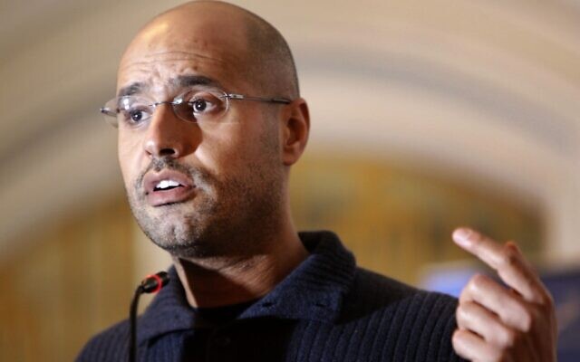 Saïf al-Islam Kadhafi s'adressant aux médias lors d'une conférence de presse, dans un hôtel de Tripoli, en Libye, en février 2011. (Crédit : Ben Curtis/AP) Saïf al-Islam Kadhafi s'adressant aux médias lors d'une conférence de presse, dans un hôtel de Tripoli, en Libye, en février 2011. (Crédit : Ben Curtis/AP)