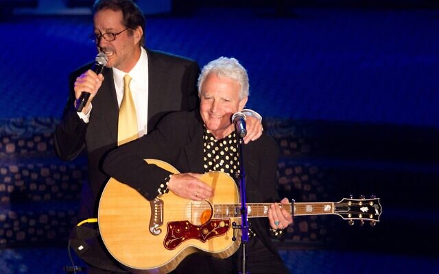 Tom Kelly (au micro) et Billy Steinberg se produisent sur scène lors de la 42e cérémonie annuelle des Songwriters Hall of Fame Awards à New York, le 16 juin 2011. (Crédit : AP/Charles Sykes)
