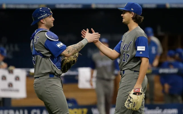 Le lanceur israélien Dean Kremer, à droite, célèbre la victoire de son équipe avec le receveur Nick Rickles contre Taïwan après le match du premier tour de la World Baseball Classic au Gocheok Sky Dome de Séoul, en Corée du Sud, le 7 mars 2017. (AP Photo/Ahn Young-joon) Le lanceur israélien Dean Kremer, à droite, célèbre la victoire de son équipe avec le receveur Nick Rickles contre Taïwan après le match du premier tour de la World Baseball Classic au Gocheok Sky Dome de Séoul, en Corée du Sud, le 7 mars 2017. (AP Photo/Ahn Young-joon)