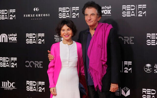 L'ancien ministre français de la Culture, Jack Lang, et son épouse, Monique Lang, posent lors de la cérémonie de clôture du Festival international du film de la mer Rouge, à Djeddah, en Arabie saoudite, lundi 13 décembre 2021. (Crédit : AP/Amr Nabil)