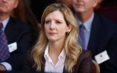 La conseillère juridique de la Maison Blanche, Kathryn Ruemmler, écoutant le président américain Barack Obama s'exprimer lors de la cérémonie d'investiture du directeur du FBI James Comey au siège du FBI à Washington, le 28 octobre 2013. (Crédit : Charles Dharapak/AP Photo)