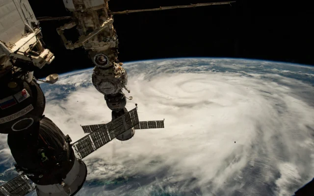 Photo d'Illustration : sur cette image satellite fournie par la NASA; l'ouragan Ian, photographié depuis la Station spatiale internationale, juste au sud de Cuba, gagnant en puissance et se dirigeant vers la Floride, le 26 septembre 2022. (Crédit : NASA via AP)