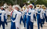 La fanfare de Tulsa se produit avant un match de football universitaire NCAA contre Oklahoma, à Tulsa, dans l'Oklahoma, le 16 septembre 2023. (Photo AP/Alonzo Adams)