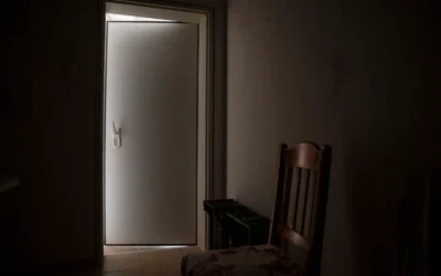 La porte blindée du maman de Shlomo et Hannale Margalit au kibboutz Nir Oz, le 26 septembre 2024. Les Margalit sont restés enfermés dans cette pièce pendant 12 heures le jour du pogrom du Hamas dans le sud d'Israël le 7 octobre 2023. (Photo AP/Leo Correa)
