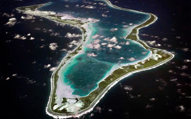 Cette image non datée publiée par la marine américaine montre une vue aérienne de Diego Garcia. (Crédit : US Navy/AP)