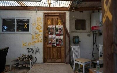 La maison d'Ariel Cunio et Arbel Yehoud, qui ont été capturés à Gaza par des terroristes du Hamas lors de leur attaque du 7 octobre 2023, dans le kibboutz Nir Oz, au sud d'Israël, le 5 décembre 2024. (Crédit : AP/Ohad Zwigenberg)